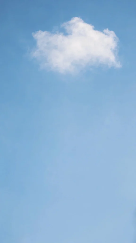 Walpaper Estetik iPhone: 17 Aesthetic Designs 4 blue sky single cloud minimal walpaper estetik iphone